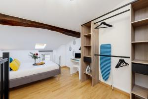 利布尔讷- Le P'tit nid -的一间卧室配有一张床和一张书桌