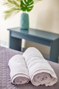 卡拉马孔索菲亚酒店的几条毛巾放在床上