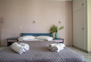 卡拉马孔索菲亚酒店的一间卧室配有两张带毛巾的床