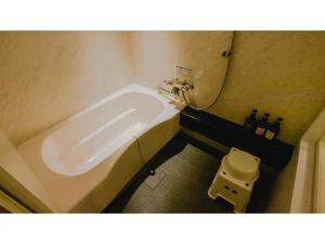 姶良市VAN CORTLANDT HOTEL - Vacation STAY 17480v的带浴缸和卫生间的浴室。