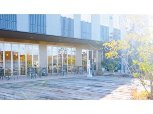 姶良市AIRAIKU HOTEL Kagoshima - Vacation STAY 17445v的庭院内带桌椅的建筑