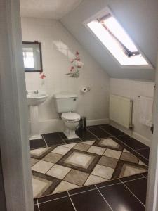 彼得伯勒Thornleigh House的一间带卫生间和水槽的浴室