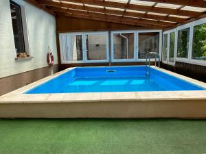 NebraPension Kirschgarten的一座大蓝色游泳池