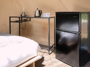 NomaBAMBOO RESORT MIHAMA TSUNAGI - Vacation STAY 43085v的一张桌子的房间里有一个黑冰箱