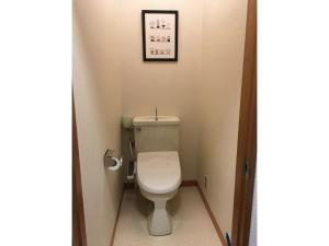 伊东Masaya Villa - Vacation STAY 23218v的一间带卫生间的浴室和墙上的照片