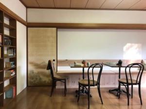 伊东Masaya Villa - Vacation STAY 23218v的一间带桌子和两把椅子的用餐室