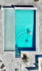 普拉迪斯亚罗斯The George Hotel Mykonos的游泳池内人头顶的景色