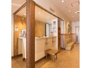 IrifunechōHotel Axia Inn Kushiro - Vacation STAY 67211v的医院的大厅,有长凳和柜台