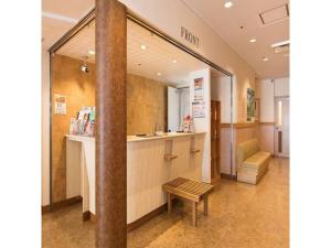 IrifunechōHotel Axia Inn Kushiro - Vacation STAY 67235v的医院的大厅,有长凳和柜台
