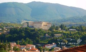 菲乌吉Villa Caterina的享有以山脉为背景的小镇美景。