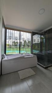 圣罗莎德卡瓦尔Apto lujo con jacuzzi y parqueadero piso 4的大型浴室设有大浴缸和窗户。