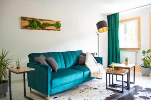 特里贝格Wellness mitten in der Wasserfallstadt Triberg的客厅的蓝色沙发