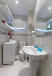 拉克鲁斯Seguro de Sol Studios的白色的浴室设有水槽和卫生间。