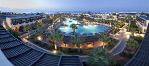 赫索尼索斯Stella Palace Aqua Park Resort的享有带游泳池的度假村的空中景致