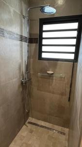 圣吉尔莱班Villa HIMANI的带淋浴、窗户和水槽的浴室