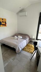 圣吉尔莱班Villa HIMANI的一间卧室配有一张带两个枕头的床