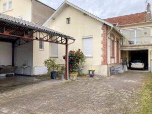 塔布Magnifique maison classée 3 étoiles, 7 chambres, 5 salles de bain, parking privé, Tarbes ville的前面有停车位的房子