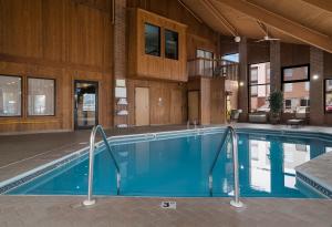 大布兰克Quality Inn的一座带房子的建筑里的一个大型游泳池