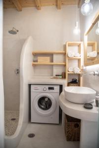 纳克索乔拉Mythical Luxury Apartment的一间带洗衣机和水槽的浴室