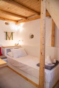 纳克索乔拉Mythical Luxury Apartment的木制天花板的客房内的双层床