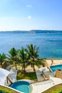 龙目岛库塔Inlight Lombok Beach Hotel的海景度假村 - 带2个游泳池