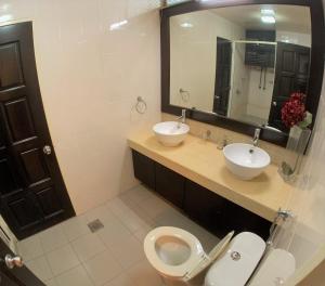 吉隆坡Bukit Bintang Fahrenheit88 Apartment by Sarah's Lodge的浴室设有2个水槽、卫生间和镜子。