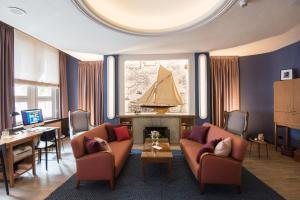 汉堡斯特拉玛丽斯酒店的客厅配有两把椅子和壁炉