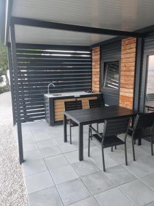 帕科坦Hipo camp Mobil home Arta的庭院配有桌椅和水槽。