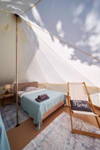glamping Shangri la的帐篷内一间卧室,配有一张床