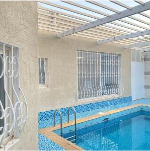 Al Liqāʼشاليهات لانتانا الفندقية的一个带游泳池的室内游泳池