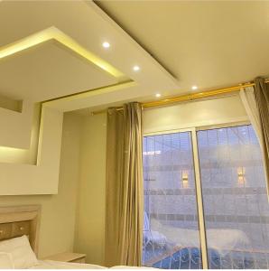 Al Liqāʼشاليهات لانتانا الفندقية的卧室设有大镜子和窗户