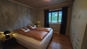 翁达尔斯内斯Moen Booking的一间卧室设有一张床和一个窗口