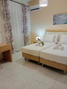 克雷马斯蒂Cozy Kremasti Apartment的一间卧室配有两张鲜花床。