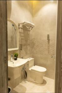 利雅德شاليهات ريفي的浴室配有白色卫生间和盥洗盆。