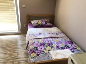 斯特鲁加Struga-Rooms/Dhoma/Sobi的一间卧室配有两张鲜花床。