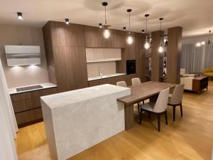 GjakoveGega Apartments的厨房以及带桌椅的用餐室。