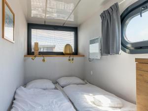 厄伊特海斯特Tiny Houseboat De Woudaap - I的小型客房 - 带2张床和窗户