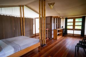 帕拉马里博Houttuyn Wellness River Resort的一间卧室配有一张床和一张书桌