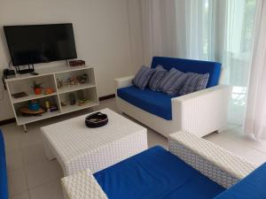 Entre RiosApartamento Particular de 03 suítes, Resort Treebies, Praia de Subauma - Ba的带沙发和电视的客厅