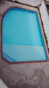 Departamento Tonsupa的人行道上的一个大型蓝色游泳池