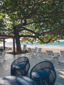 贝卢港沃贾克斯旅馆的海滩上的一组桌椅