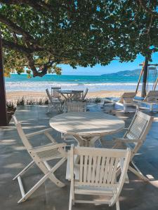 贝卢港沃贾克斯旅馆的海滩上的桌椅
