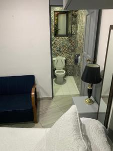 墨西哥城Villa GyG的一间卧室配有一张床,浴室设有卫生间