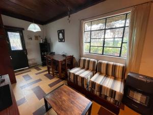 梅塞德斯Tucu Tucu的客厅配有沙发和桌子