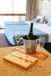Sarina萨日娜海滩汽车旅馆的桌子上装有两杯酒桶的一瓶葡萄酒
