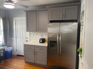 波士顿Boston Luxury 2 Bedroom Private Condo的厨房配有不锈钢冰箱和白色橱柜