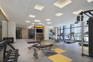 长沙长沙万豪行政公寓的大楼内带跑步机和椭圆机的健身房