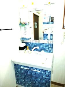千仓町シーカレント　ゆな　CHIKURA的一间带水槽和镜子的浴室