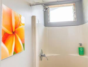 凯阿奥Surf Getaway, Queen Bed, Private Lanai的浴室设有水槽,并画有花卉图案