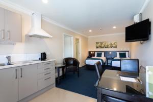 Tuakau图阿栲酒店的酒店客房设有厨房和卧室